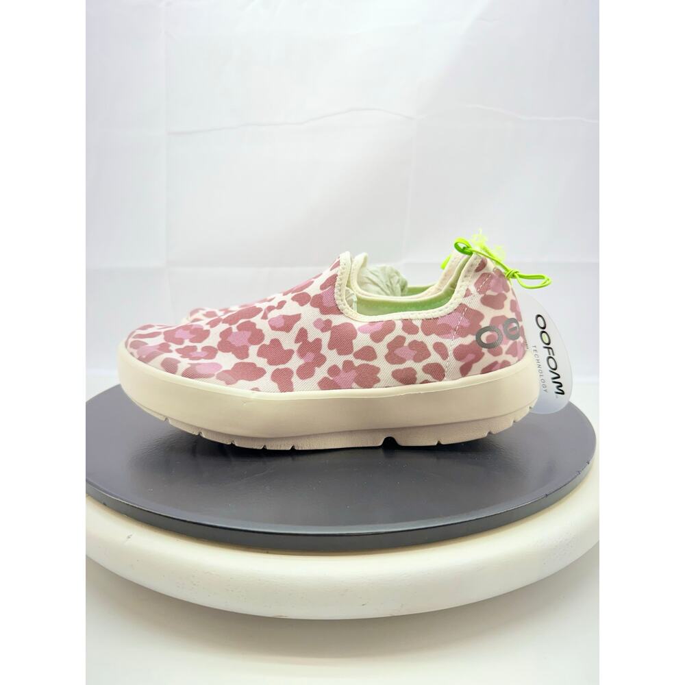 OOFOS OOmg eeZee Womens Size 6 Rose Pink Leopard Recovery Slip On Comfort Shoes